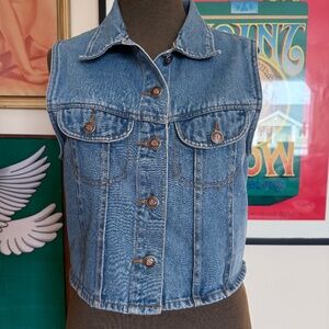 Super cute Vintage 90s Classic light wash denim vest 💙